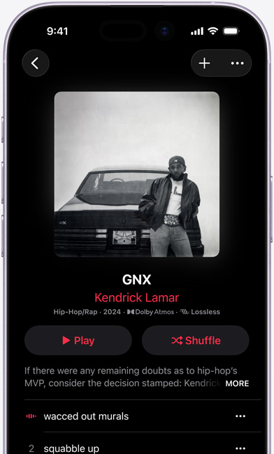 iPhone-képernyő Térbeli hangzásra optimalizált lejátszási lista borítóképével az Apple Music appban