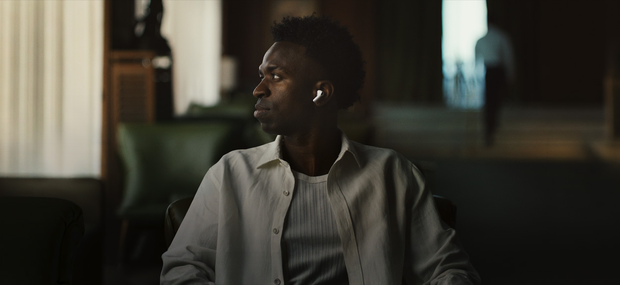 흰색 셔츠를 입고 옆으로 고개를 돌린 사람의 모습. AirPods Pro 3 왼쪽 이어버드가 보입니다.