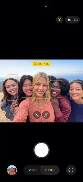 iPhone 17 Pro, på skärmen visas funktionen Centrerat för bilder och en gruppselfie med personernas ansikten markerade