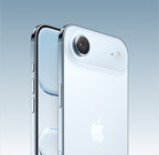 iPhone Air, небесносин цвят, заден екстериор под ъгъл, основната Fusion камера система в плато горе, бутон за Управление на камерата, предна страна с цял екран, бутони Действие и сила на звука